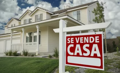 Casa con cartel de venta